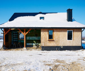 Mama nie wróciła. Tragiczny wypadek przerwał marzenia. Ekipa Nasz Nowy Dom walczyła z czasem. ZDJĘCIA domu przed i po remoncie