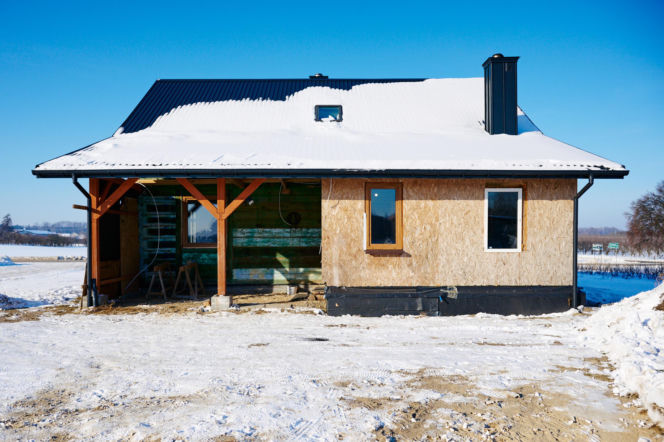 "Mama nie wróciła". Tragiczny wypadek przerwał marzenia. Ekipa "Nasz Nowy Dom" walczyła z czasem. ZDJĘCIA domu przed i po remoncie