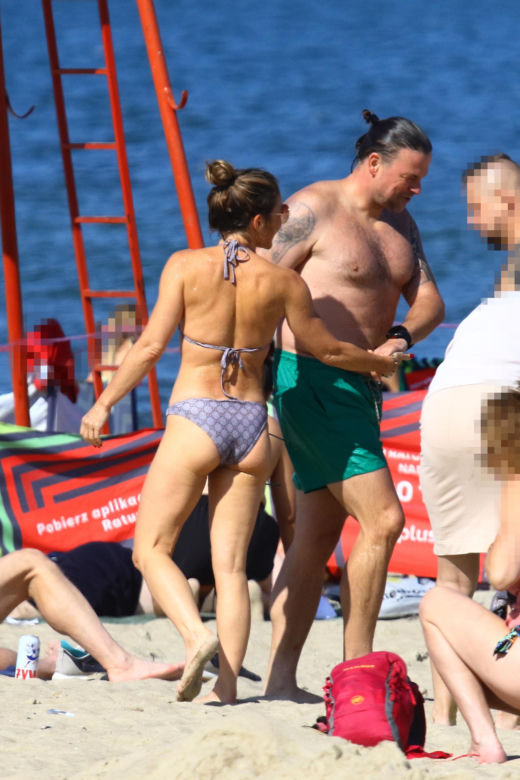 Edyta Herbuś na plaży