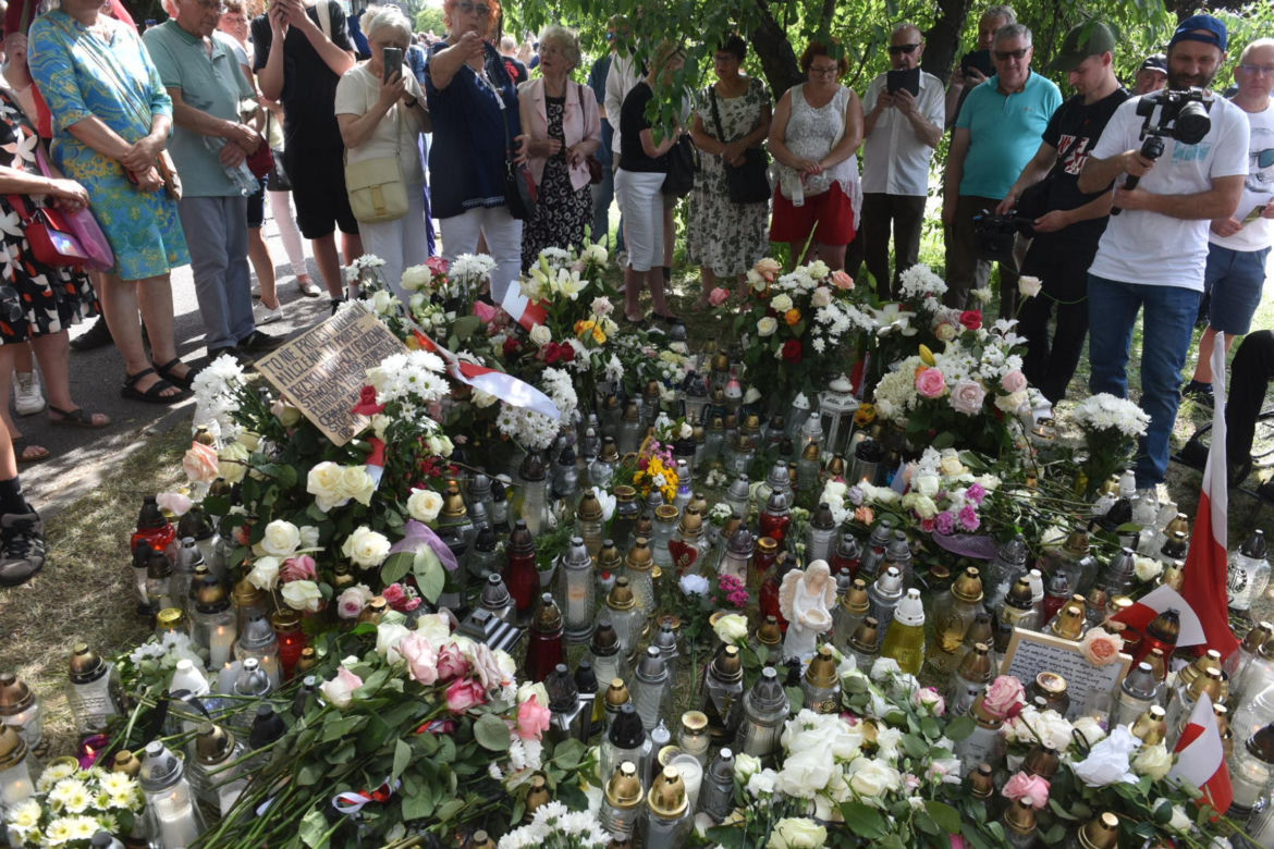 Marsz Milczenia dla Klaudii w Toruniu. „Niech nasza cisza przemówi głośniej niż słowa” [GALERIA]