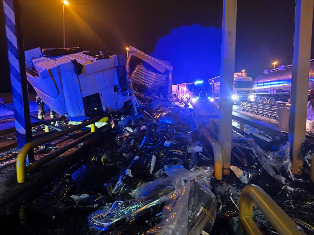 Wypadek ciężarówki na bramkach autostrady A4