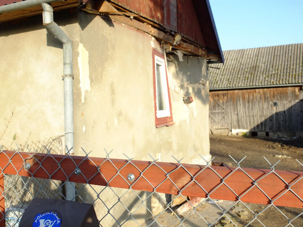 23-letni Rafał wjechał autem w dom. Pan Waldemar właśnie kładł się spać: "Nic się nie stało"
