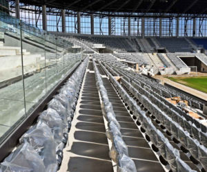Montaż krzesełek na stadionie w Szczecinie