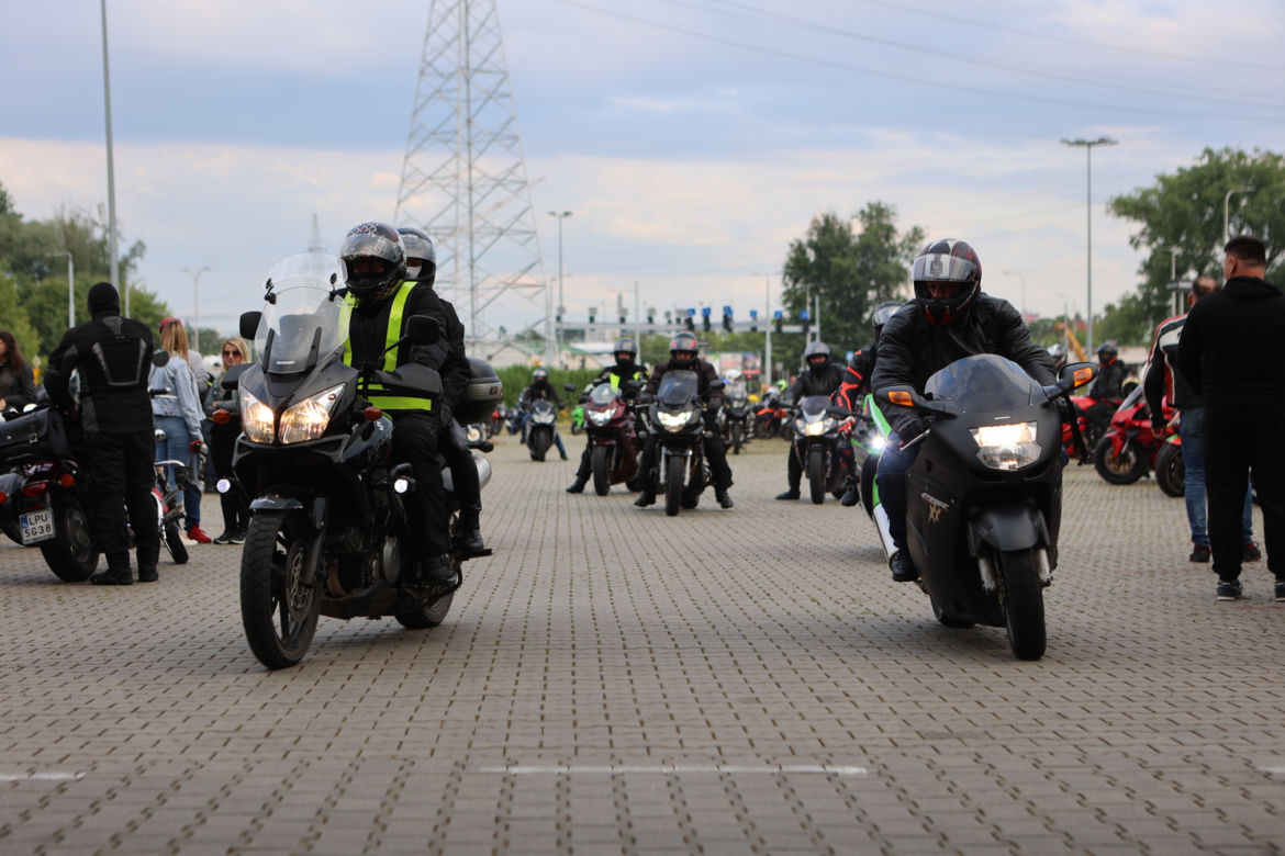 Przed Areną Lublin symbolicznie pożegnano dwójkę tragicznie zmarłych motocyklistów