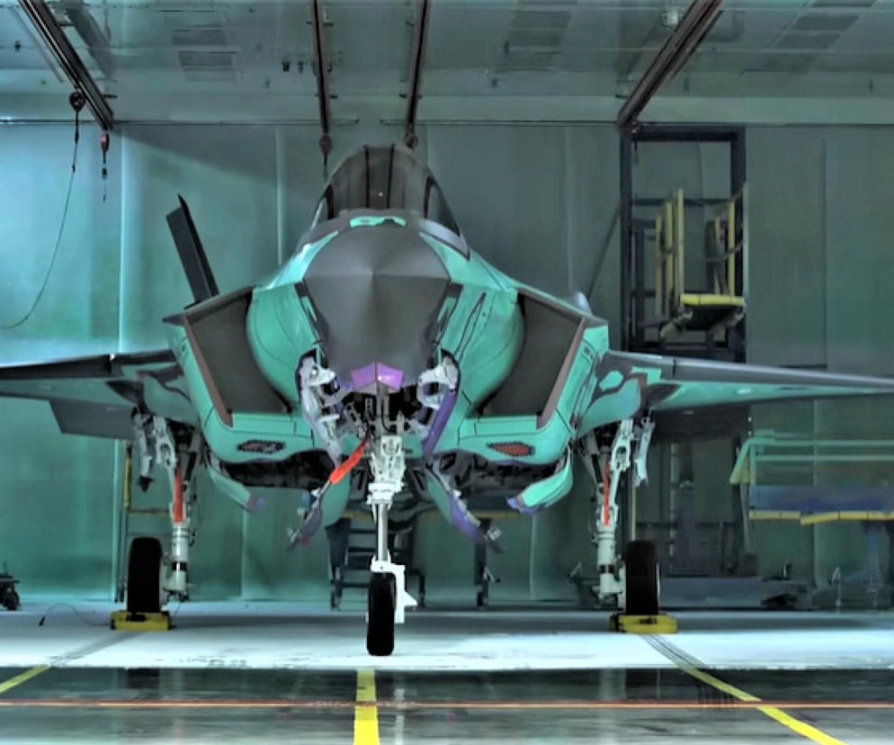 Myśliwiec F-35A w hangarze produkcyjnym. O modernizacji Luftwaffe przeczytasz na SE Portal Obronny.