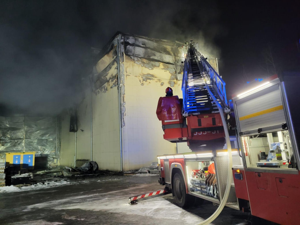 Pożar hali produkcyjnej w miejscowości Aleksandria Pierwsza