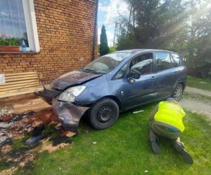 Radzice Małe. 11-latek ciężko ranny po uderzeniu przez toyotę! Kierowca rozbił dwa ogrodzenia i wjechał w grupkę dzieci [ZDJĘCIA]