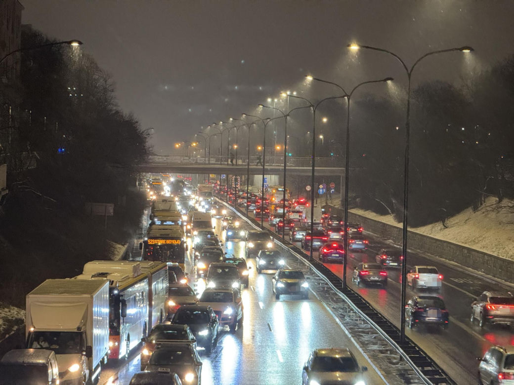 Totalny paraliż Warszawy. Gigantyczne opóźnienia autobusów i tramwajów, kierowcy w korkach