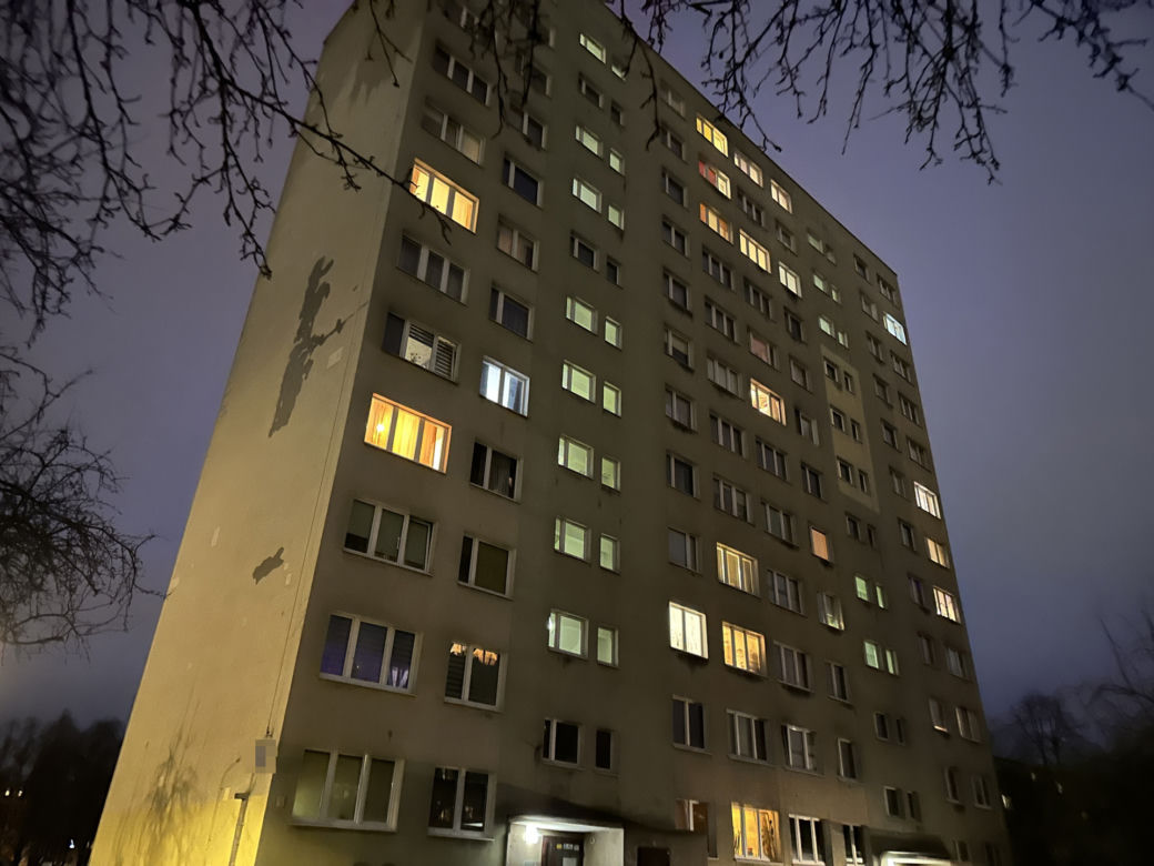 Dramat w Ursusie. Pod blokiem leżały kobiece zwłoki. Co się stało?!