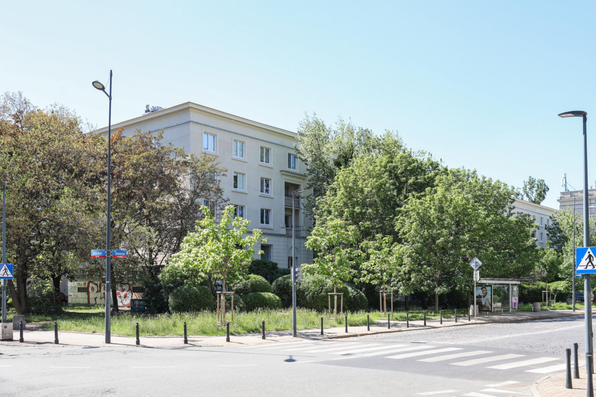 Warszawa dawniej i dziś. Kiedyś stał tu luksusowy gmach i tętniło życie. Niezwykłe losy kamienicy przy Nowolipiu 64