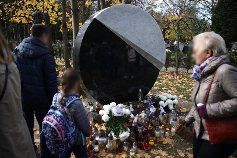 Tak wygląda grób Ewy Demarczyk. Kwiaty, znicze i ludzie wokół