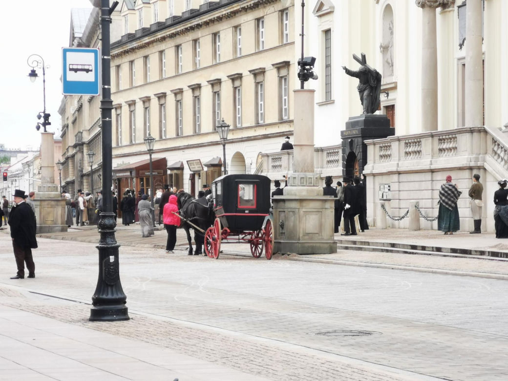 Co się dzieje na Krakowskim Przedmieściu w Warszawie? Rosyjskie napisy na ulicach