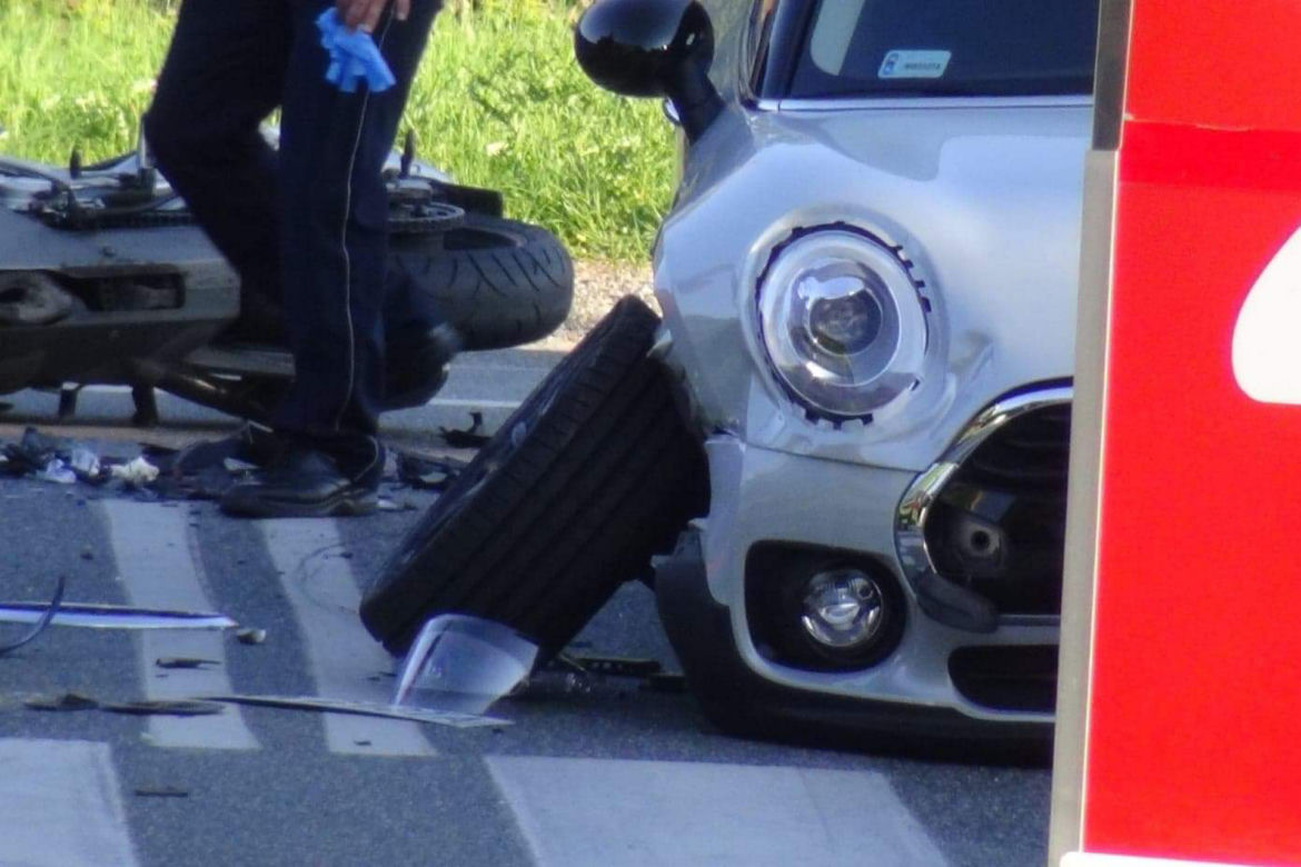 Tragiczny wypadek na warszawskich Włochach. Pomimo reanimacji motocyklista zginął na miejscu