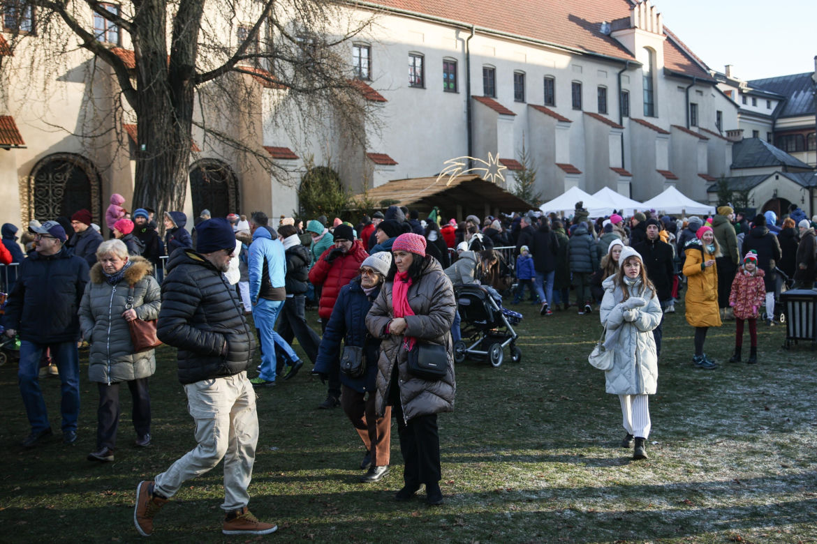 Żywa szopka przed kościołem franciszkanów w Krakowie