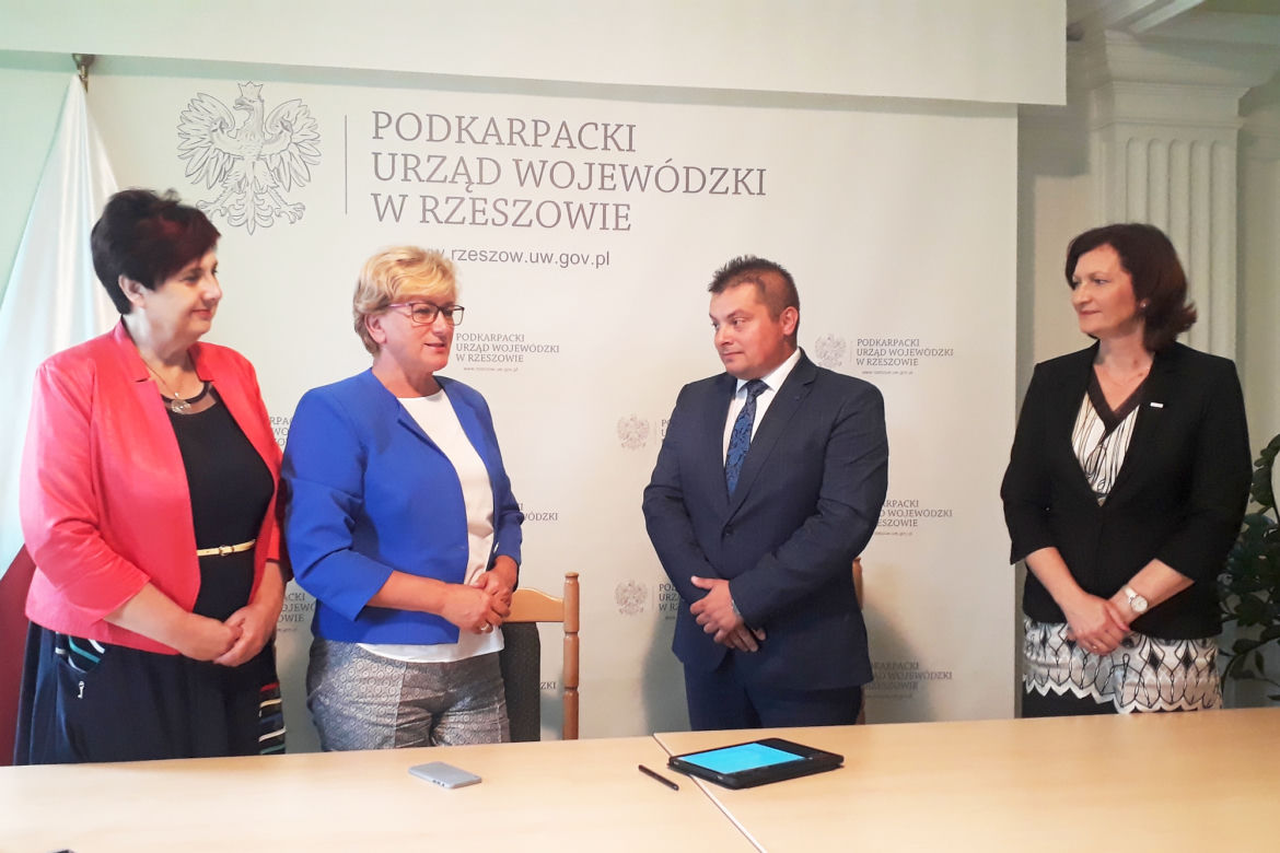 12 nowych ambulansów na Podkarpaciu - umowa podpisana