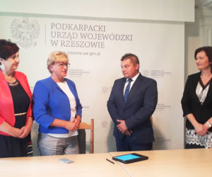 12 nowych ambulansów na Podkarpaciu - umowa podpisana