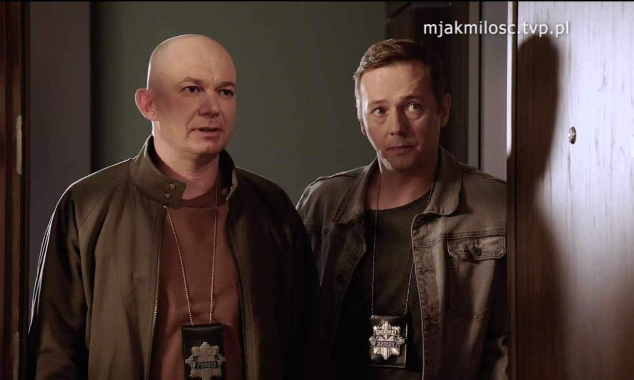 M jak miłość po wakacjach 2023. policja w domu Andrzeja Budzyńskiego (Krystian Wieczorek)