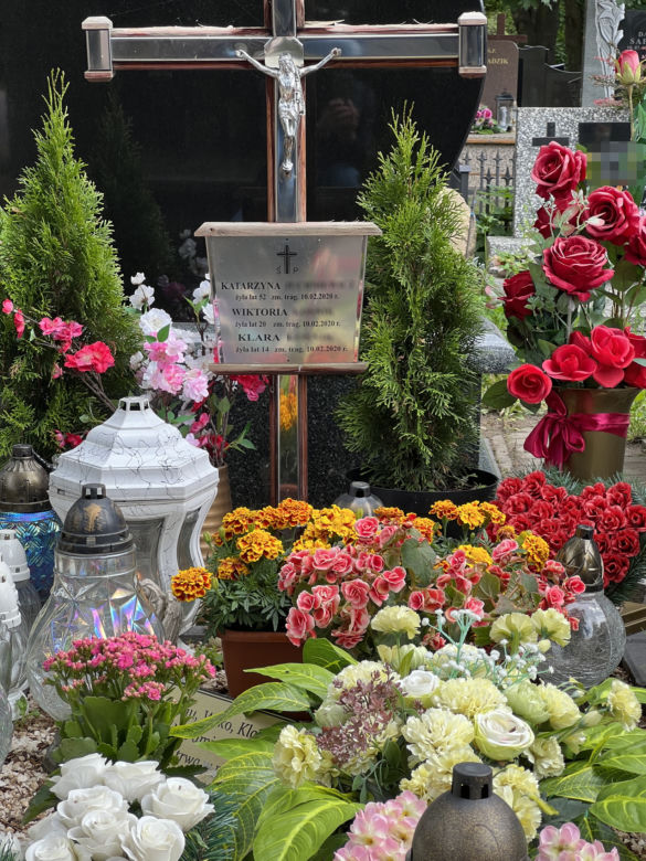 Katarzyna, Wiktoria i Klara spoczęły w jednej mogile. Widok grobu ofiar tragedii w Bukowinie Tatrzańskiej chwyta za serce