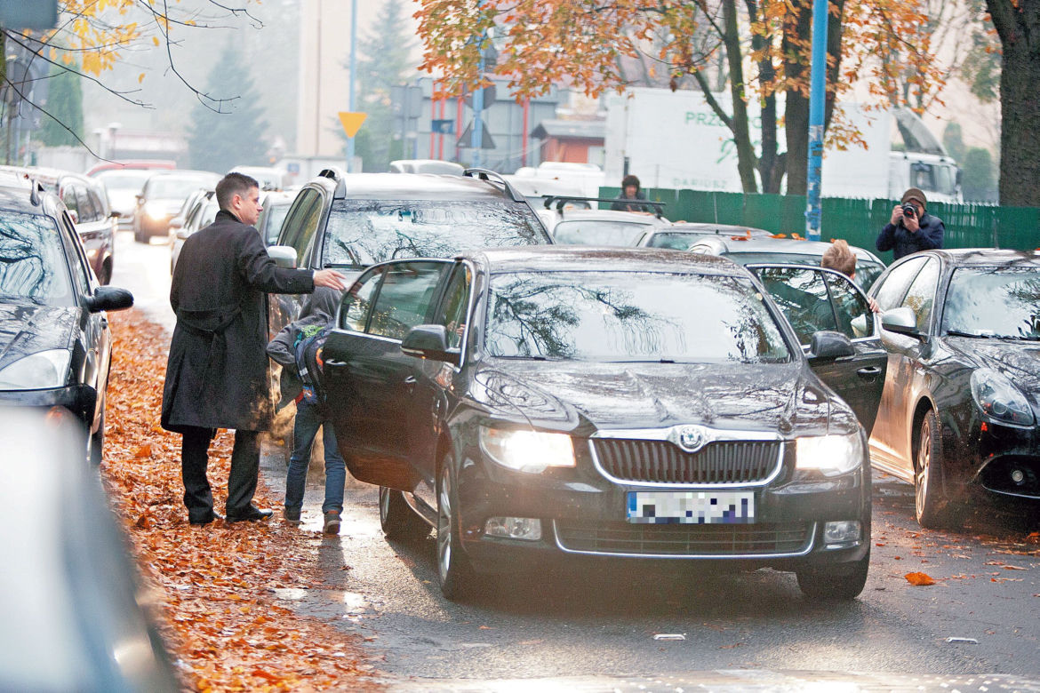 Minister finansów wozi dzieci służbową limuzyną