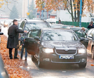Minister finansów wozi dzieci służbową limuzyną