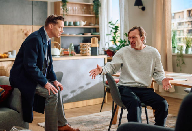 "Na Wspólnej", odcinek 4171: Kariera Mariusza wisi na włosku. Mężczyzna ucieka w alkohol i odsuwa się od Oli