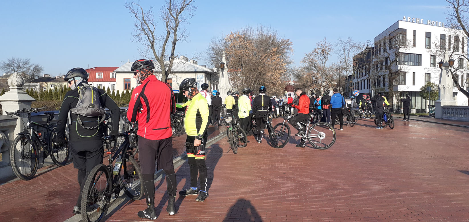 Lubelscy rowerzyści wyruszyli. Pokonają 103 kilometry w 103. rocznicę odzyskania niepodległości [GALERIA]