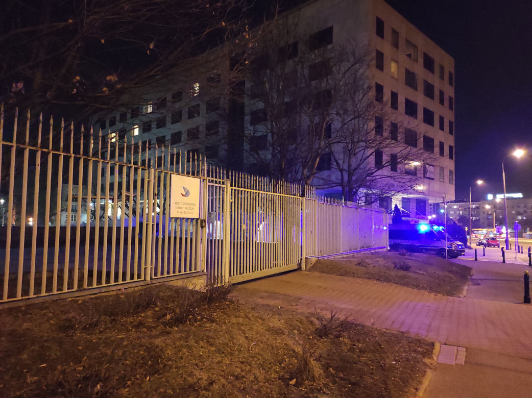 Policja ochrania ambasadę Rosji w Warszawie. Dziesiątki radiowozów