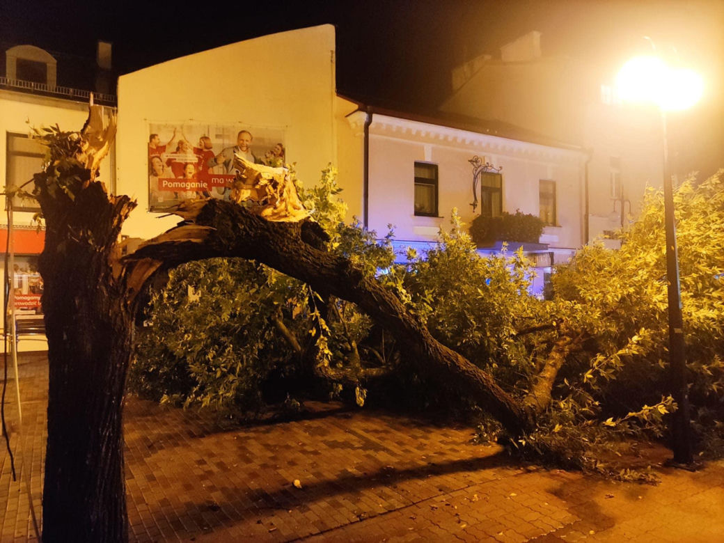 Zerwane dachy i pożary. Kilkanaście tysięcy osób jest bez prądu po burzach w woj. lubelskim