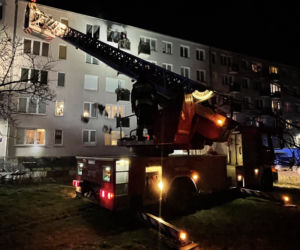 Ogień strawił mieszkanie na Targówku. Trzy osoby w szpitalu