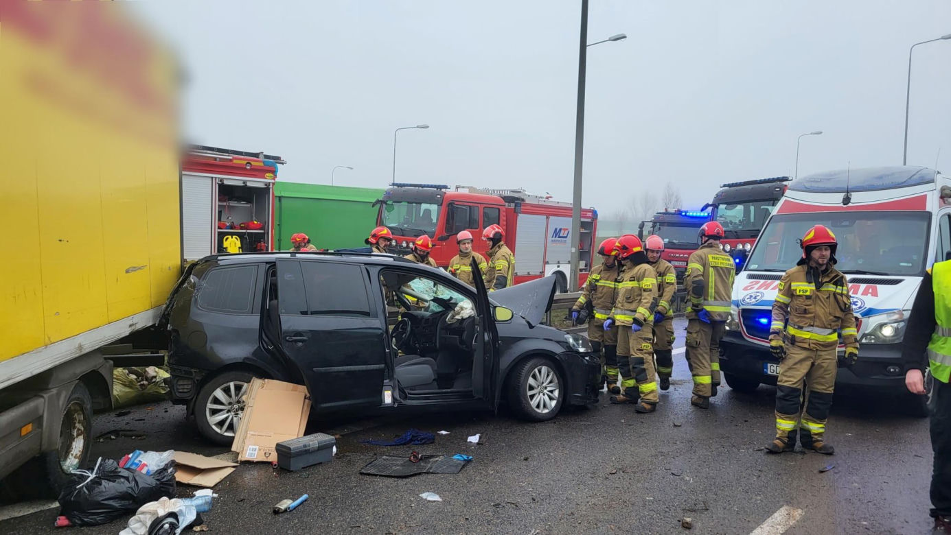 Potężny karambol na Obwodnicy Trójmiasta. Wypadek z udziałem pojazdu znanej firmy kurierskiej
