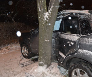 Wypadek w Krośnie: Hyundai uderzył w drzewo