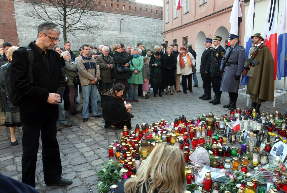 Morze łez, setki krakowian na ulicach. Tak żegnano ofiary katastrofy smoleńskiej 10 lat temu