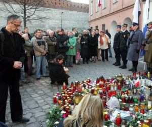Morze łez, setki krakowian na ulicach. Tak żegnano ofiary katastrofy smoleńskiej 10 lat temu