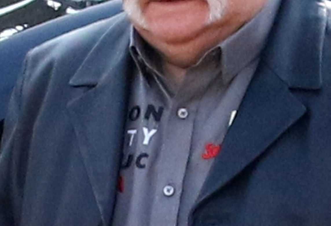 Lech Wałęsa daje pieniądze pod kościołem