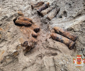 Niebezpieczne pociski z okresu II wojny światowej na terenie Torunia. Pokazali, co znaleźli na osiedlu JAR