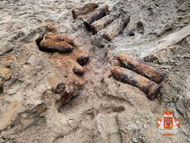 Niebezpieczne pociski z okresu II wojny światowej na terenie Torunia. Pokazali, co znaleźli na osiedlu JAR