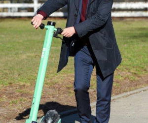 Jan Grabiec na hulajnodze