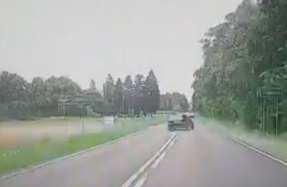 Niesłychany wypadek na trasie Mława-Ciechanów! Zachowanie pijanego kierowcy audi uchwyciła kamera [ZDJĘCIA].