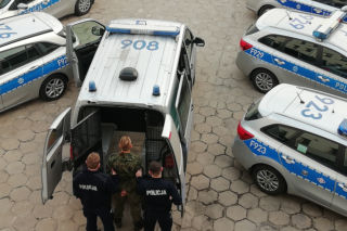 Łódzkie: Napadł na nich W LESIE Z BAGNETEM w ręku. Grozi mu nawet 15 lat ZA KRATKAMI
