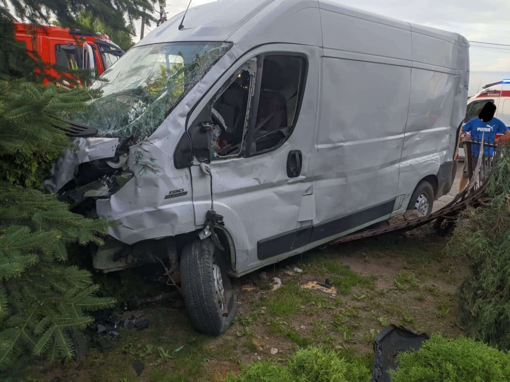 Wypadek w Knyszynie. Zderzenie dwóch busów zablokowało skrzyżowanie [ZDJĘCIA]
