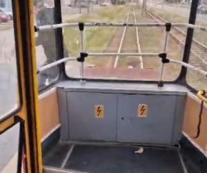 Skrajna nieodpowiedzialność w Łodzi. Młodzi chłopcy jechali na zewnątrz pędzącego tramwaju