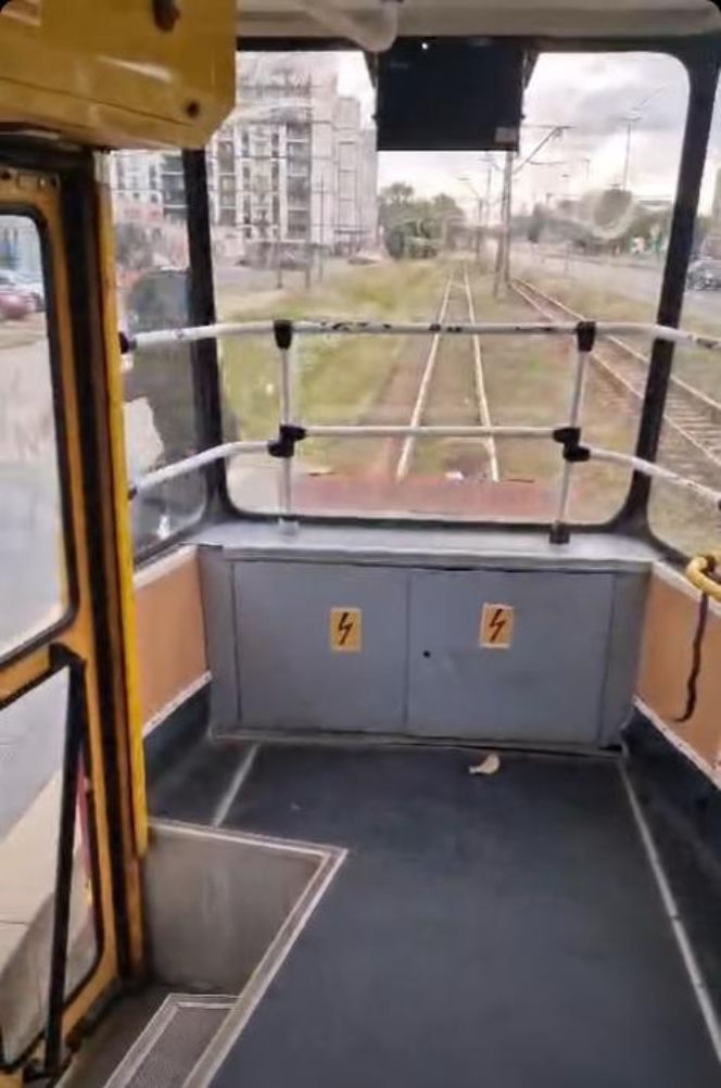 Skrajna nieodpowiedzialność w Łodzi. Młodzi chłopcy jechali na zewnątrz pędzącego tramwaju