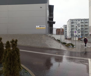 Internauci określili ten chodnik lokalną anomalią grawitacyjną. Ale czy to w ogóle jest chodnik? 