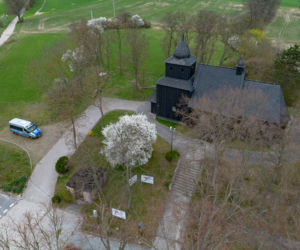 Policjanci pod kościołem w Wierzenicy pilnują świątynię