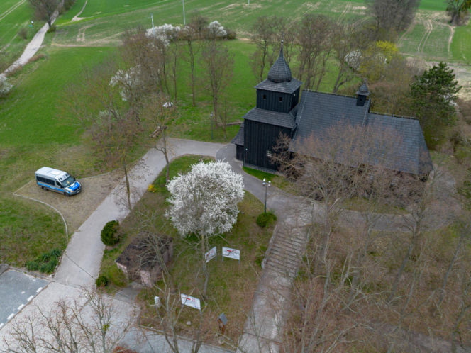 Policjanci pod kościołem w Wierzenicy pilnują świątynię