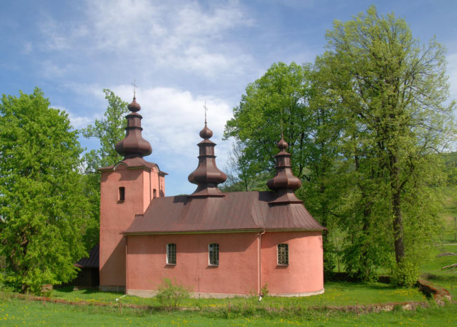 To jedna z najmniejszych wsi w Małopolsce. Znajduje się w niej zaledwie 16 domów