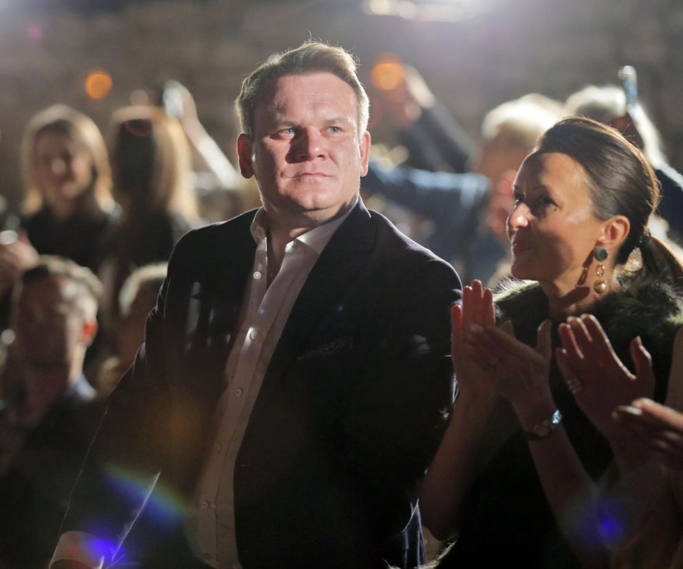 Dominik Tarczyński na spotkaniu politycznym. O jego wizytach w USA i relacjach z Republikanami przeczytasz na SE Polityka.