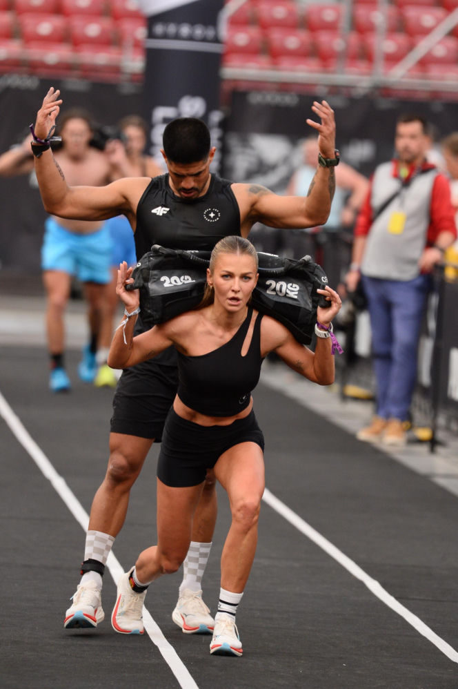 Anna Lewandowska z przystojnym Latynosem na zawodach Hyrox