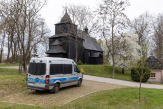 Policja stoi pod kościołem dzień i noc! Niepokojące słowa proboszcza