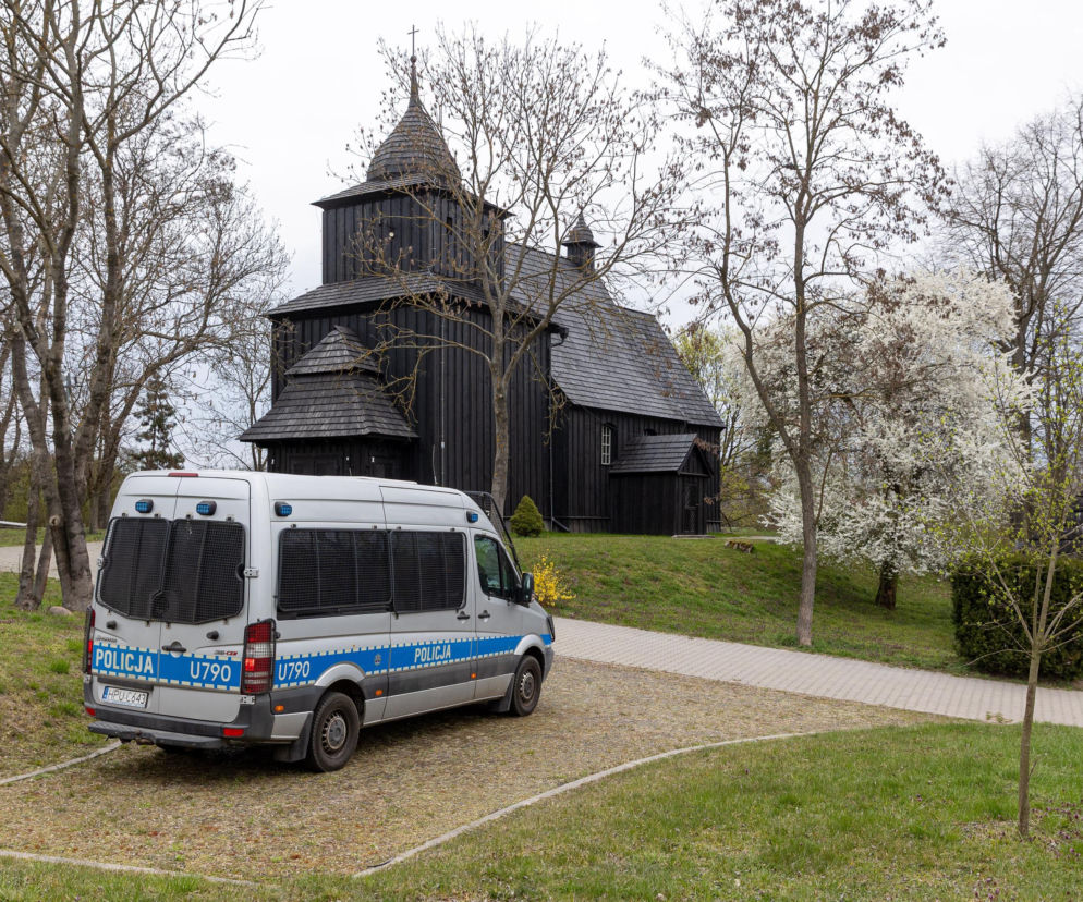 Policjanci pod kościołem w Wierzenicy pilnują świątynię